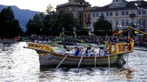 Palio remiero in notturna Pallanza Ferragosto